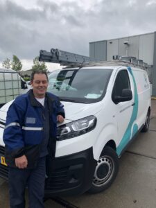 Twan aan de slag als glazenwasser bij WVS Schoonmaak